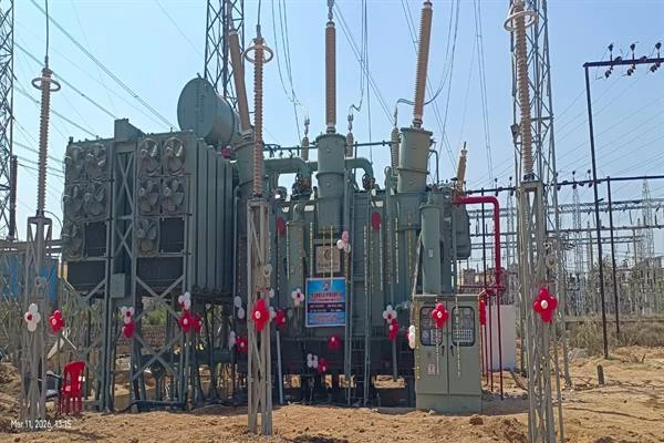 सबस्टेशन में स्थापित हरे रंग का पावर ट्रांसफार्मर और उसके आसपास विद्युत उपकरण